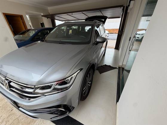 VOLKSWAGEN TIGUAN 2.0 300 TSI GASOLINA ALLSPACE R-LINE AUTOMÁTICO VOLKSWAGEN TIGUAN 2.0 300 TSI GASOLINA ALLSPACE R-LINE AUTOMÁTICO